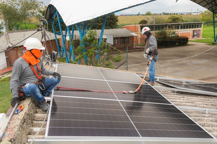Colegios de Cundinamarca reducen consumo energético con paneles solares de la CAR